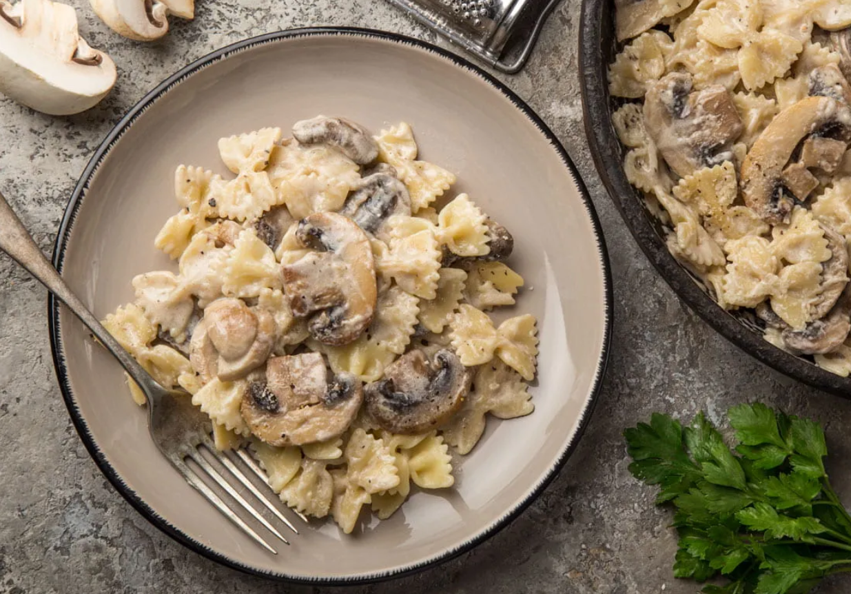 Фарфалле с курицей и грибами в сливочном соусе
